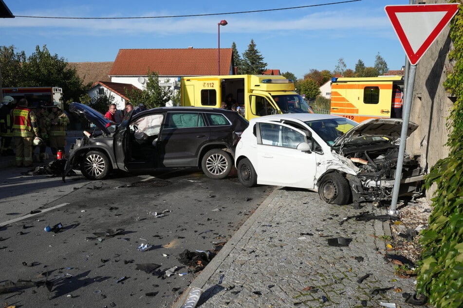 Ein weißer Opel und ein schwarzer Skoda krachten in Salzenforst ineinander.