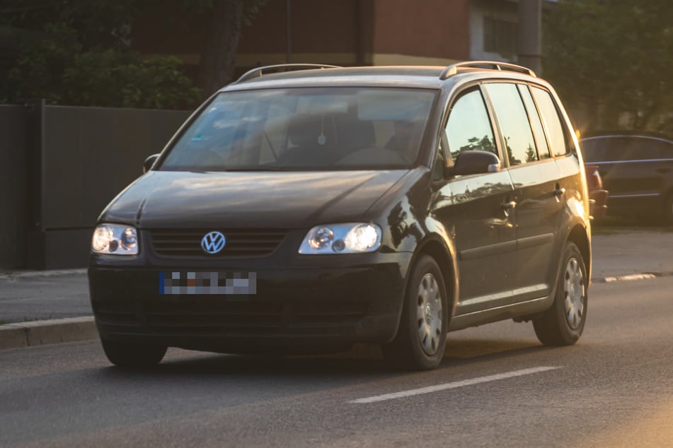 Der Täter machte sich erst an einem geparkten Touran zu schaffen, danach überfiel er einen arglosen Fußgänger. (Symbolfoto)