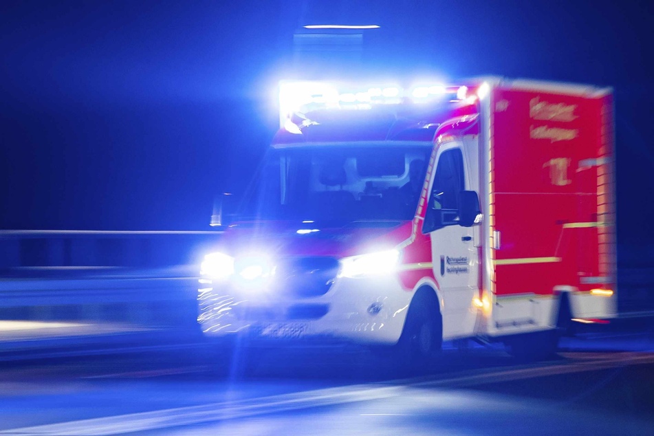 Joggerin entdeckt tote, leicht bekleidete Frau im Straßengraben