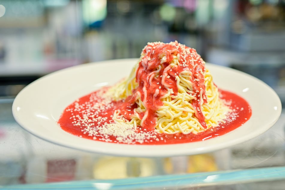 Spaghetti-Eis ist ein in Deutschland erfundener Eisbecher, bei dem Vanilleeis durch eine Presse zu Spaghetti-ähnlichen Strängen geformt und mit Erdbeersoße und weißer Schokolade als "Tomatensoße" und "Parmesan" serviert wird.