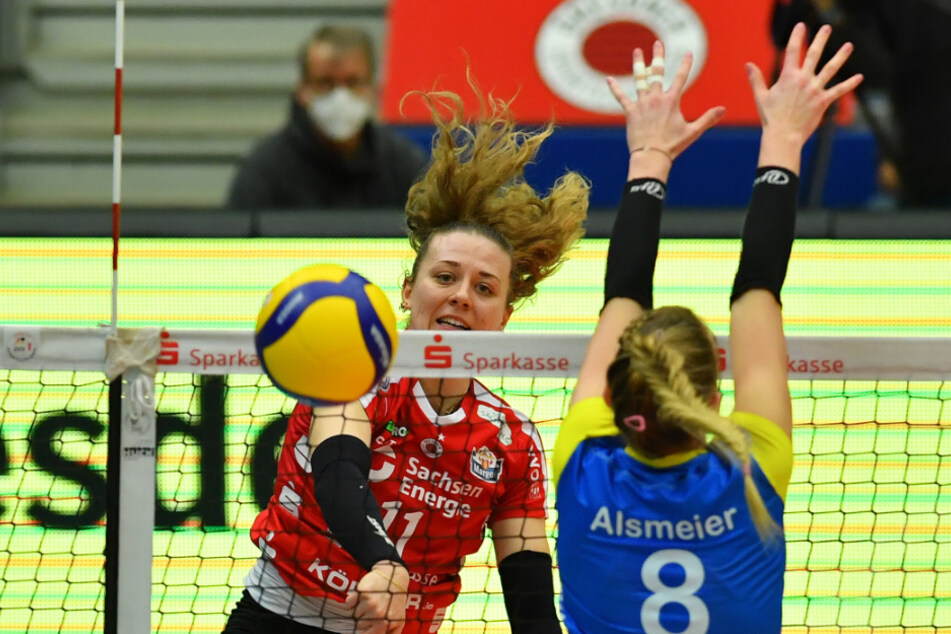 Dresdens Maja Storck im Angriff gegen Lina Alsmeier.