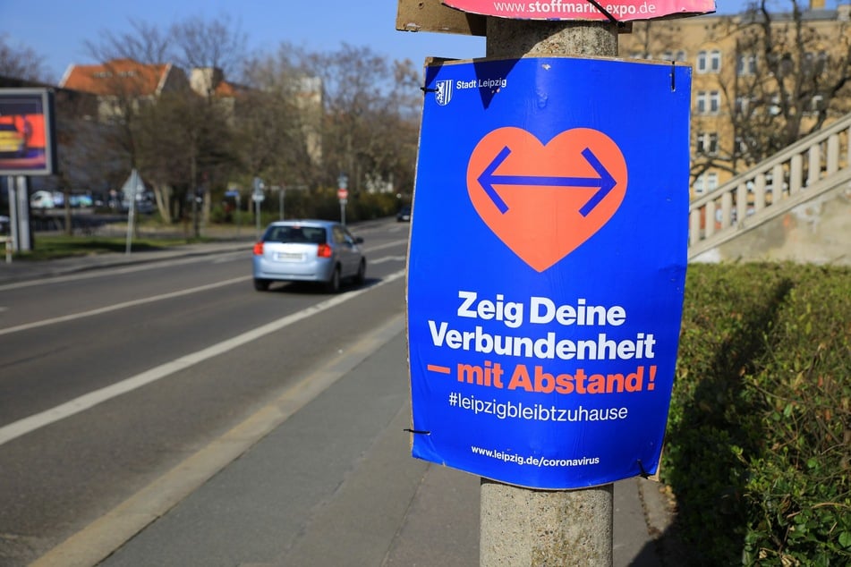 In Leipzig hängen überall die markanten Plakate.