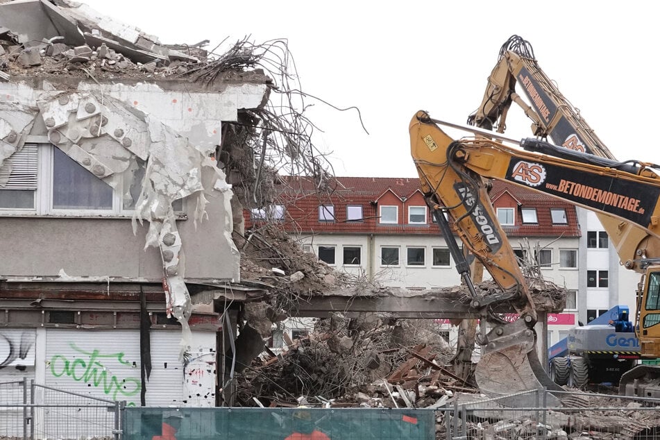 Mutmaßlich war ein Abrissbagger an dem Arbeitsunfall in Jülich beteiligt. (Symbolbild)