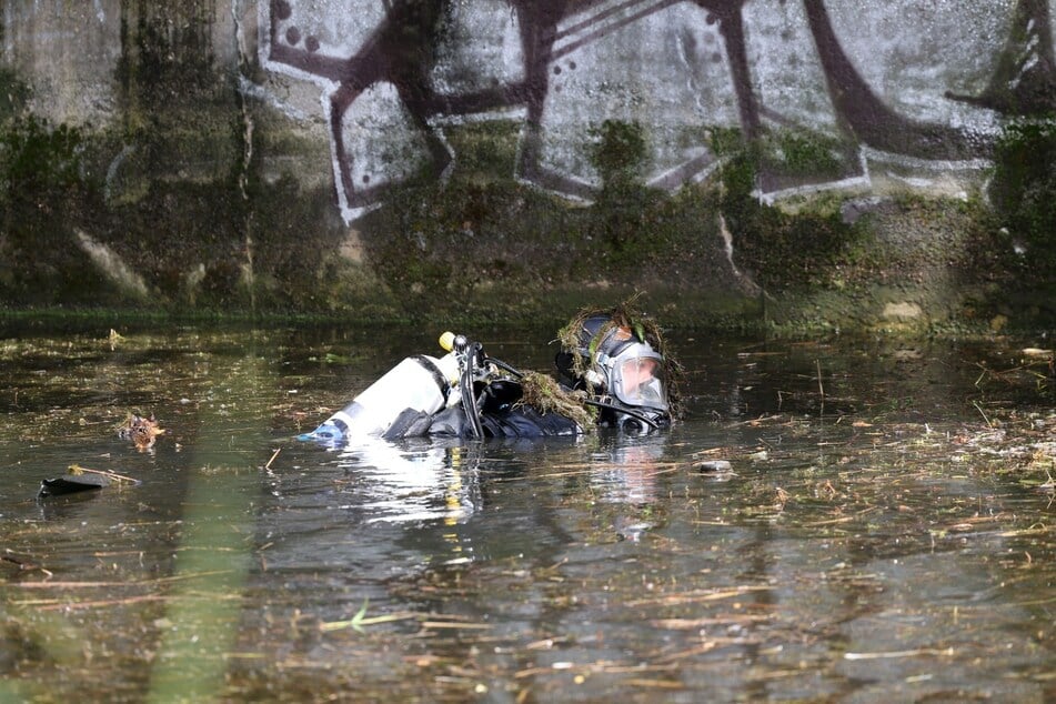 Auch mehrere Polizeitaucher waren an verschiedenen Tagen im Hafenbecken und dem Karl-Heine-Kanal beschäftigt.