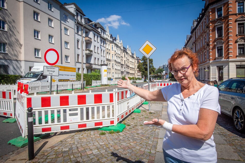 Anwohnerin Cornelia Vogel (58) ist sauer, dass sich hinter den Bauzäunen kaum was tut.