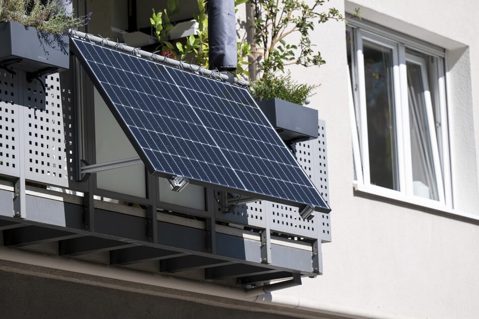 Stecker-Solaranlagen für den Balkon können die eigene Stromrechnung senken. (Symbolbild)