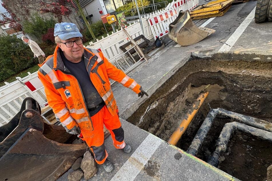 Lutz (61) von der Firma "Pfeiffer Tiefbau" zeigt die betroffene Stelle.