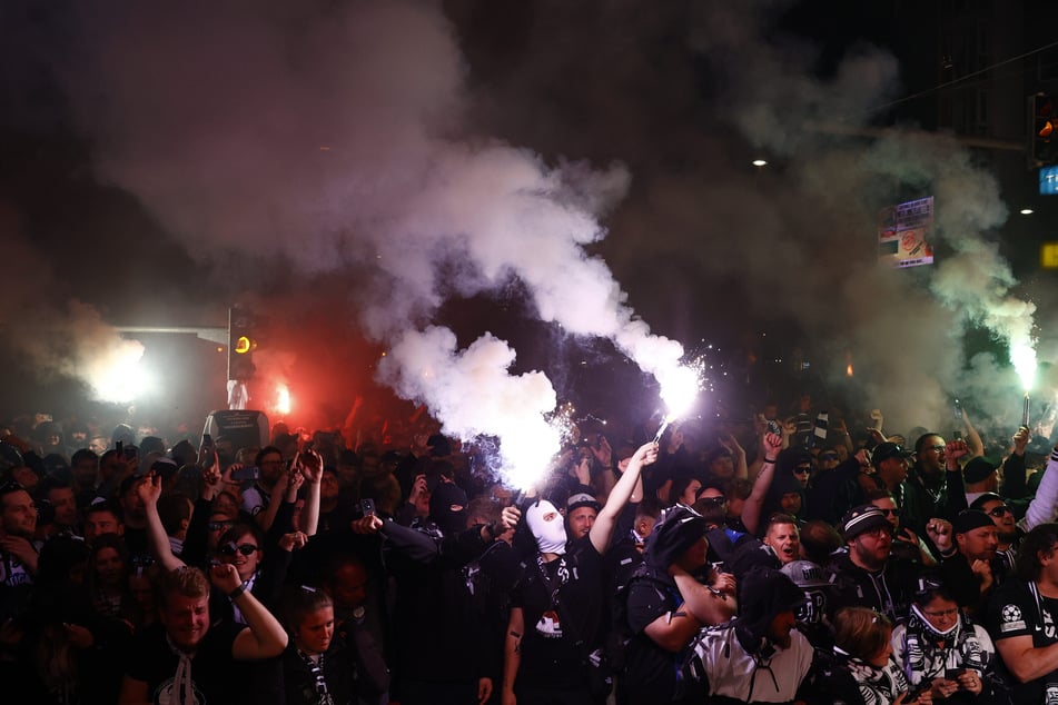 Vereinzelt wurde Pyrotechnik abgebrannt.