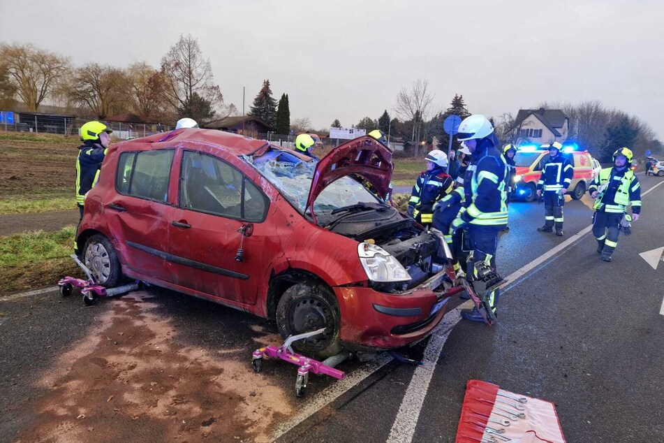 Die Feuerwehr befreite die im Auto eingeschlossene Person nach dem Unfall in Brandenburg.