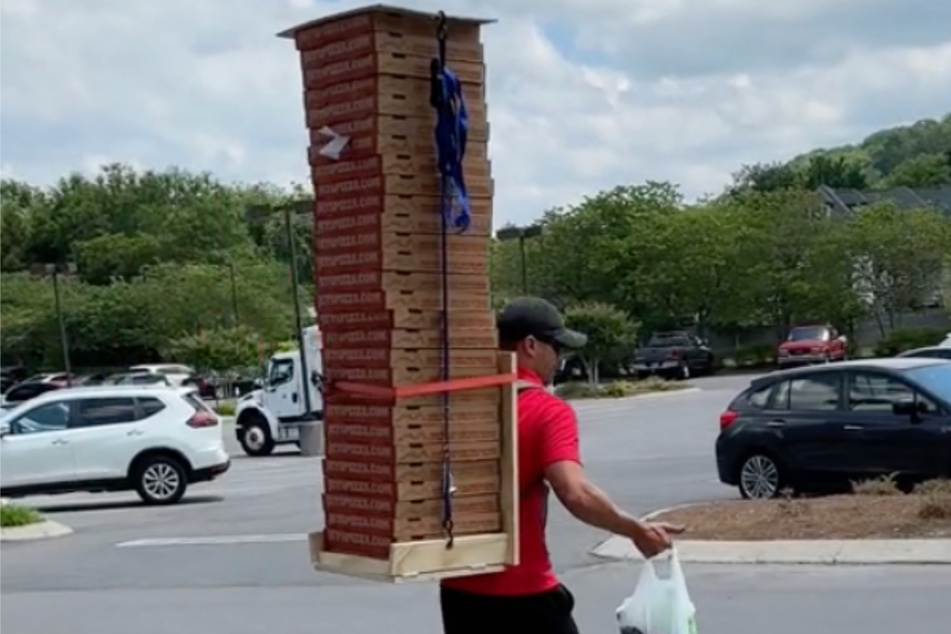 Ein Künstler bei der Arbeit. Dieser Pizzalieferant hat sich eine sehr spezielle Herausforderung ausgesucht.
