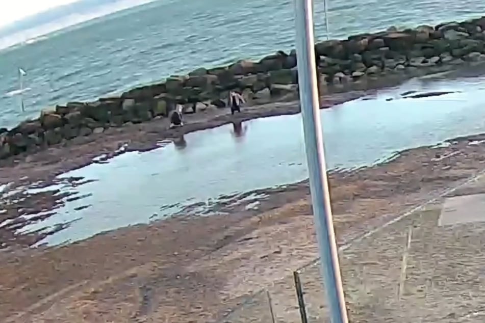 Beim Versuch, ihre Tochter zu retten, blieb die Mutter selbst im Sand stecken.