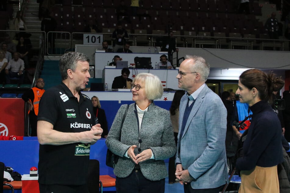 Nach der 0:3-Pleite tauschte sich DSC-Coach Alex Waibl (57, l.) mit Sibylle Katharina Sorg (61), deutsche Botschafterin in der Türkei, aus.