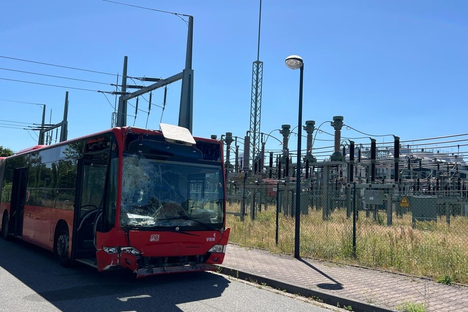 Der Bus steht direkt vorm Wilschdorfer Umspannwerk - und (nicht ganz) unter einer 110kV-Leitung.