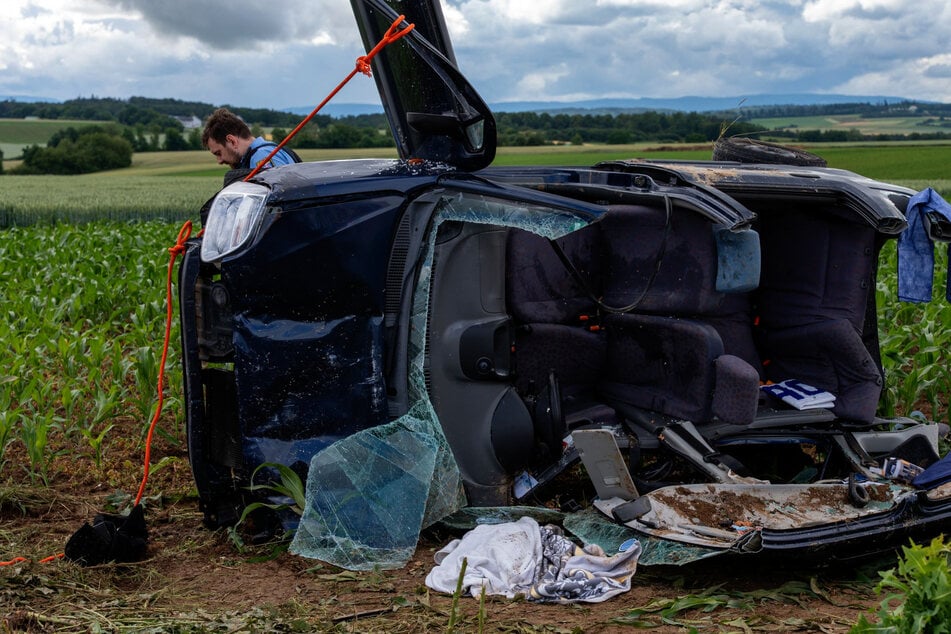 Suzuki überschläft sich nach Crash: Hubschrauber bringt schwer verletzte Fahrerin in Klinik