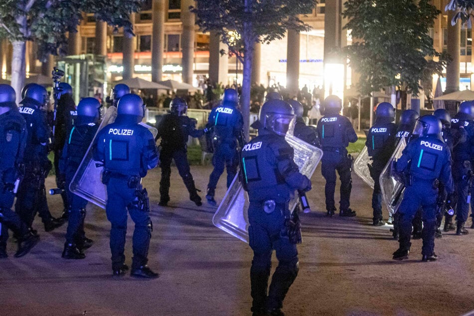 Polizisten sind bei der Stuttgarter Randale-Nacht im Einsatz.