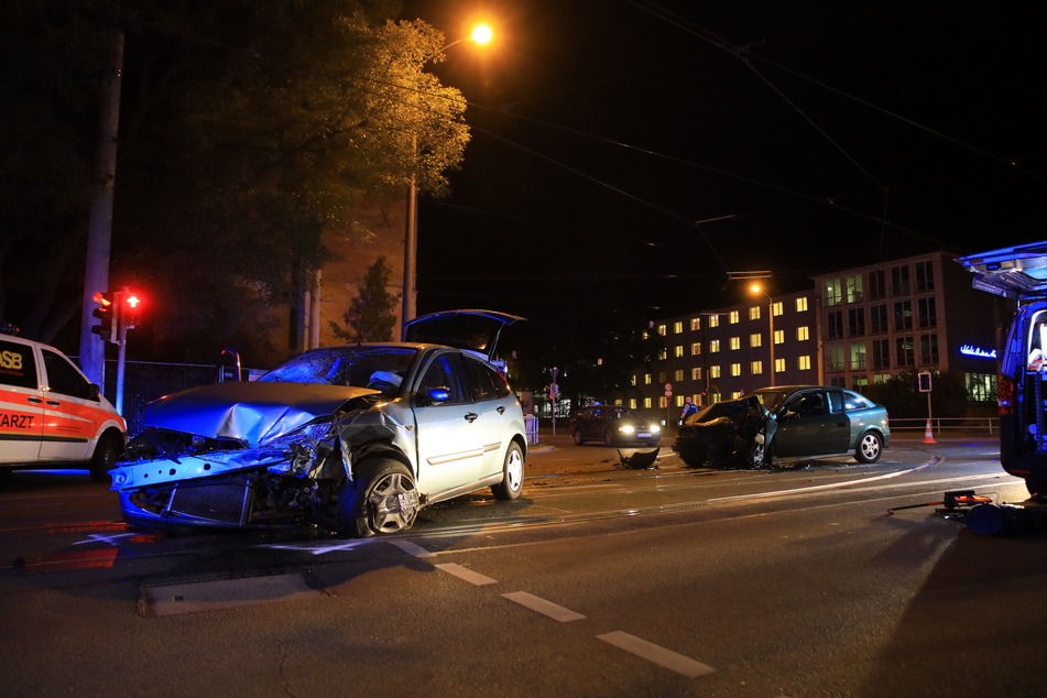 Der Fahrer eines beteiligten Opels wollte laut Polizei nach links in die Stötteritzer Straße abbiegen. Dabei soll er den entgegenkommenden Ford Focus übersehen haben.
