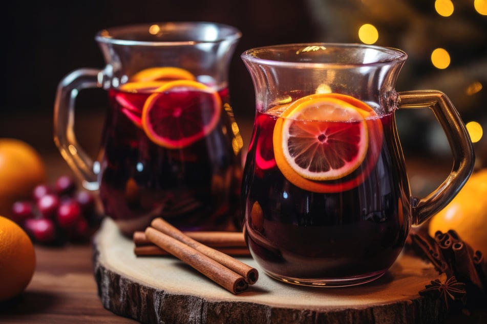 Wer Glühwein selbst herstellt, sollte diesen nicht zum Kochen bringen, weil sonst der Alkohol verdampft.