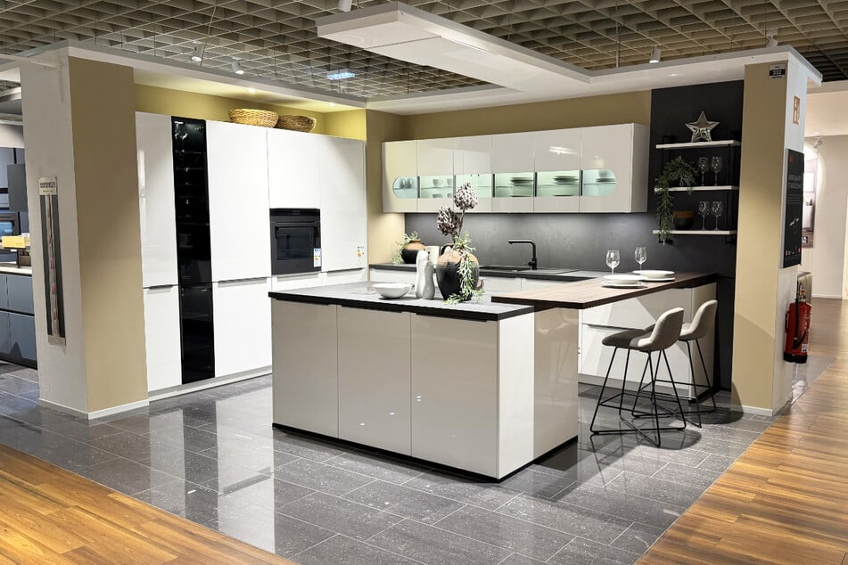 Der Schaffrath Küchen Mega Store in Ratingen zieht um und startet großen Räumungsverkauf mit bis zu 70 Prozent Nachlass.