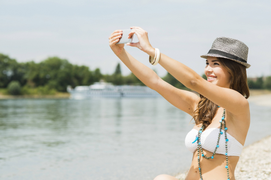 Auch wegen Selfies: Badegäste haben immer häufiger ihr Smartphone und nicht das Wasser im Blick.