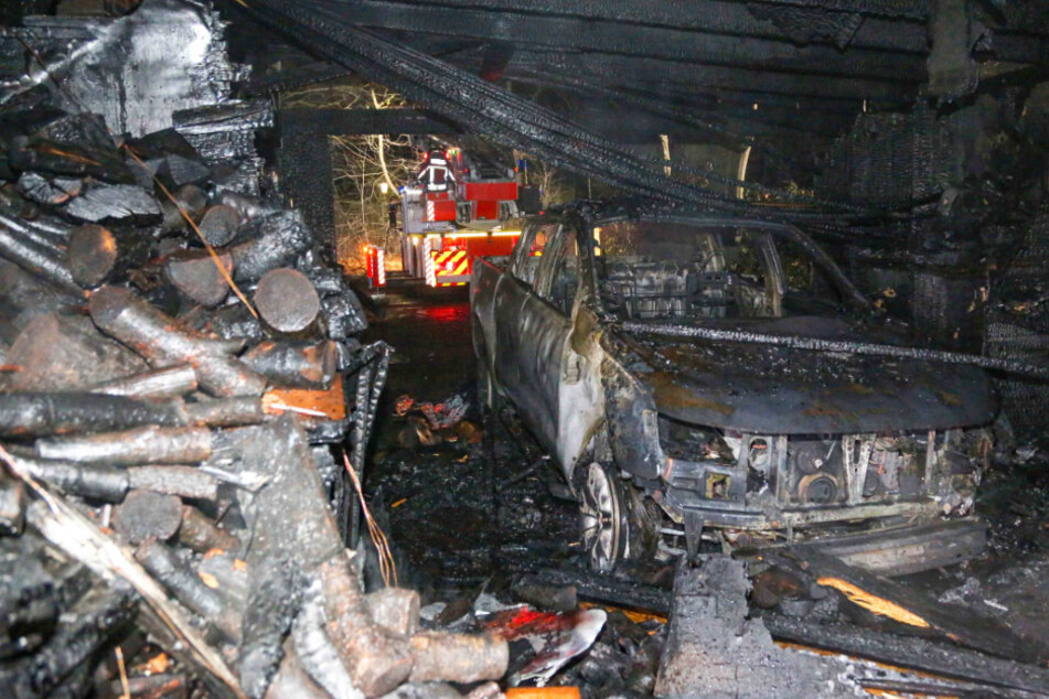 Auto gerät in Brand, Flammen greifen auf Carport und Wohnhaus über