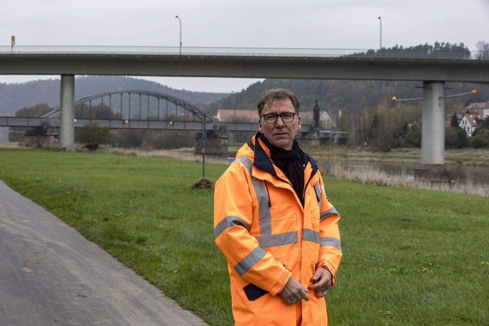 Stephan Berger (50) vor der Bad Schandauer Elbquerung. Er kann nicht ausschließen, dass es bei weiteren Spannbeton-Brücken aus DDR-Zeiten Probleme und Handlungsbedarf gibt.