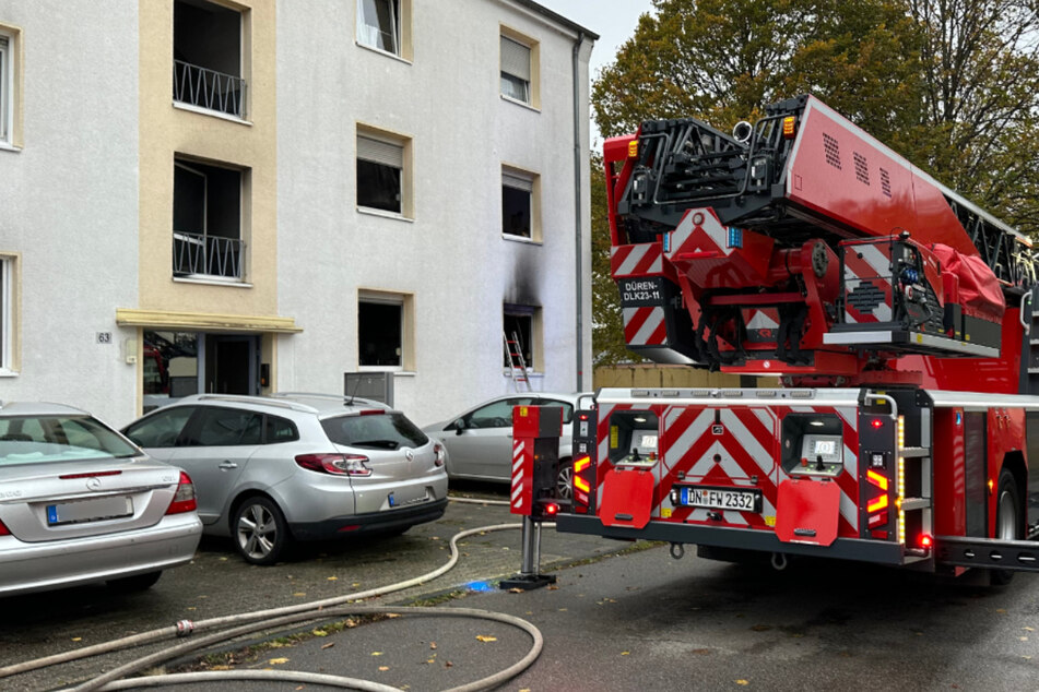 Feuer bricht in Wohnung aus: 12 Menschen verletzt, Retter müssen schnell reagieren