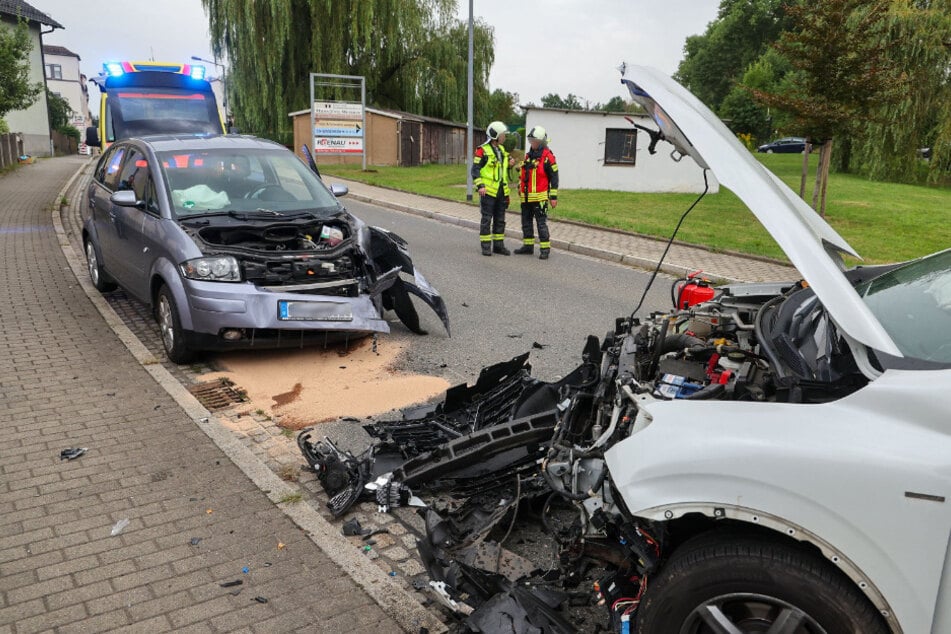 Die beiden Autos mussten abgeschleppt werden.