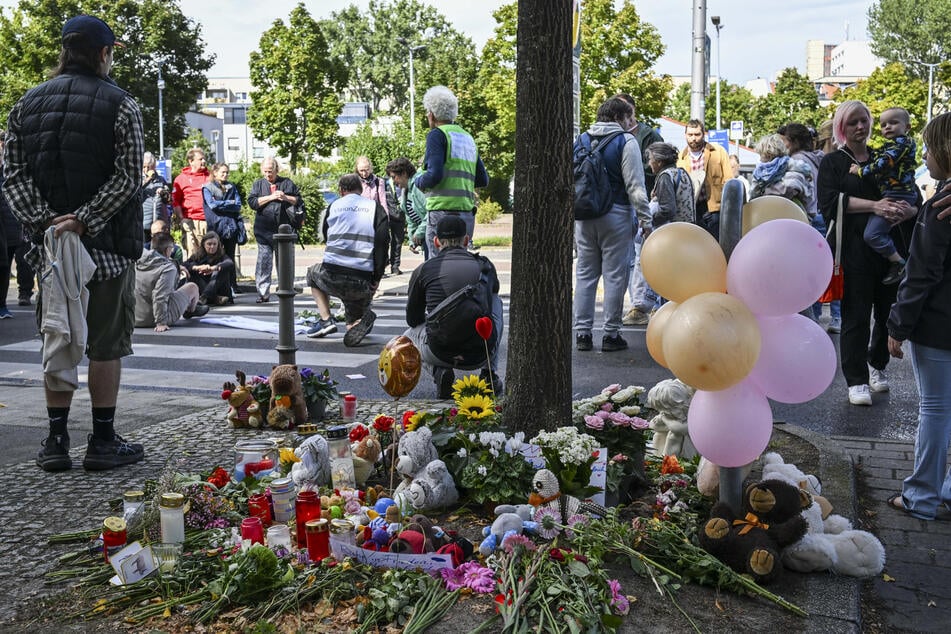 Der Junge starb an seinen schweren Verletzungen. Dutzende Menschen erinnern an ihn.