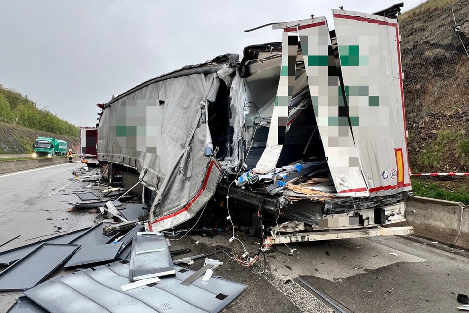 Unfall Auf Der A17: Mehrere Lkw Krachen Ineinander