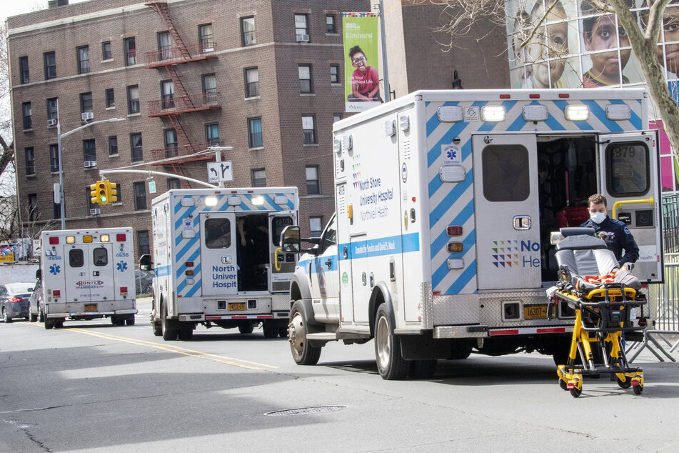 Krankenwagen stehen auf der Straße vor dem Elmhurst Hospital Center in New York.