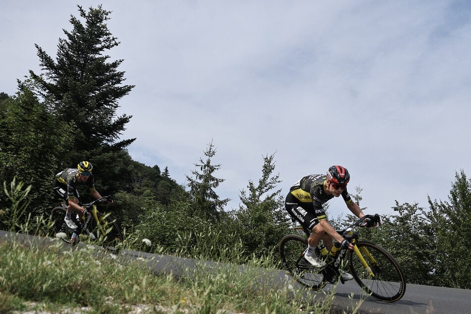 Die Tour de France endete für Jonas Vingegaard (r.) mit einer Verletzung.