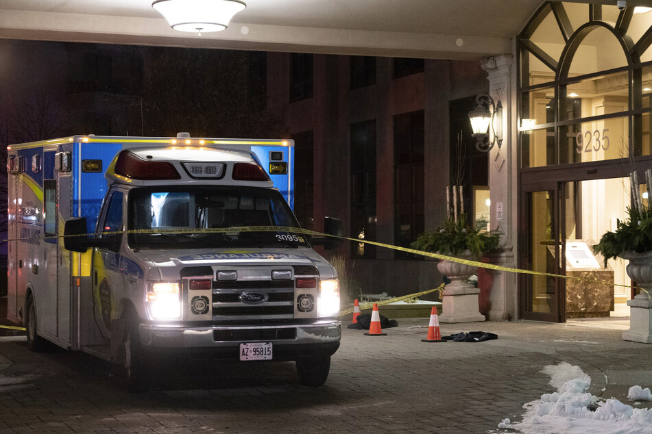 Ein Krankenwagen steht vor dem Haus, in dem ein Mann fünf Menschen erschossen hat.