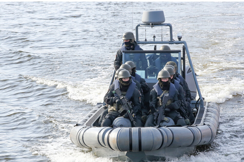 Beim G7-Außenministertreffen patrouillierten schwer bewaffnete Polizisten mit einem Boot auf der Trave. (Archivbild)
