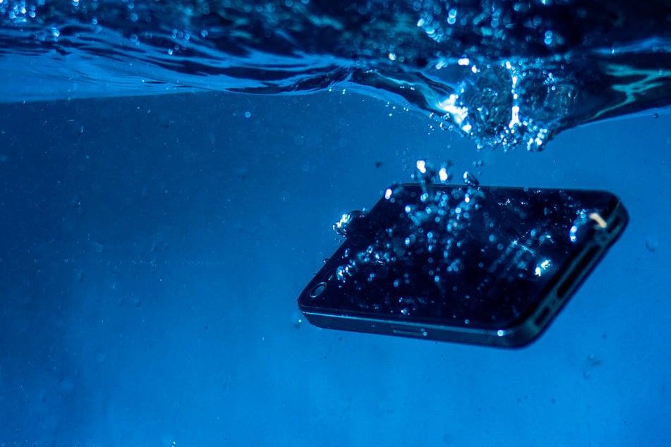 Beim Versuch, das Handy festzuhalten, verlor der 26-Jährige das Gleichgewicht und stürzte mit seinem Mobiltelefon in den Rhein. (Symbolbild)
