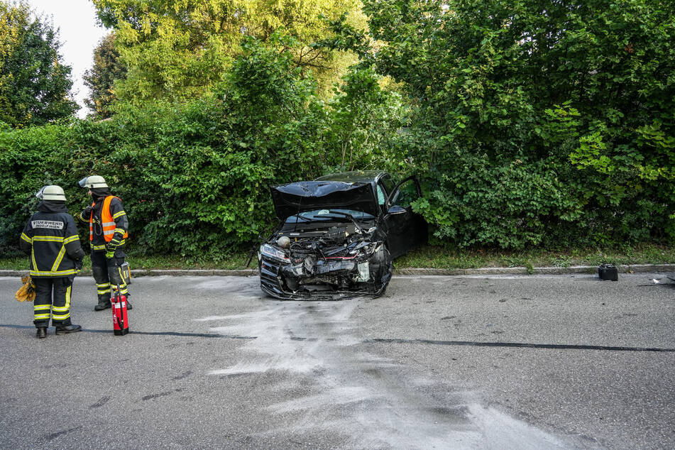 Der schwarze VW Golf trug einen erheblichen Sachschaden davon.