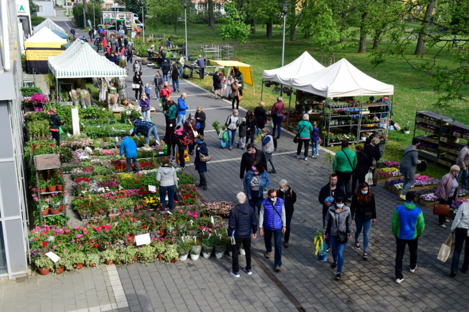Tschechien, Olmütz: Menschen mit Schutzmasken besuchen einen Markt für Gartenzubehör, der vor dem Flora-Austellungszentrum aufgebaut wurde. Im Rahmen der landesweiten Lockerungen der Corona-Maßnahmen konnte der Markt wieder eröffnen.