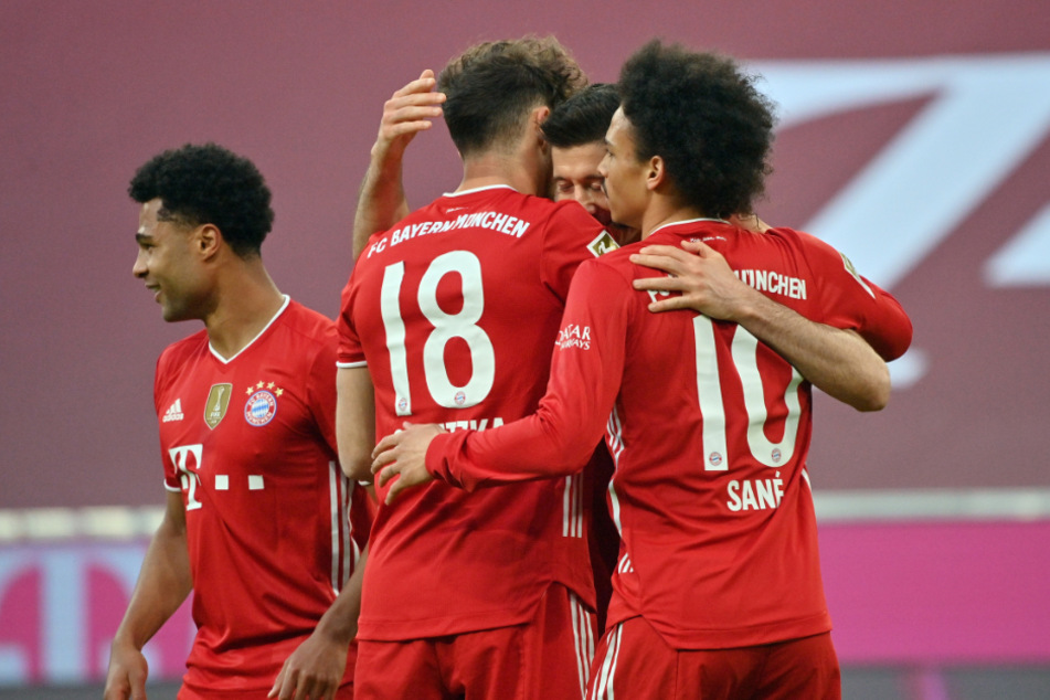 Robert Lewandowski (2.v.r.) jubelt über seinen 39. Bundesligasaison-Treffer zum 5:0 mit Serge Gnabry (l.-r.), Leon Goretzka und Leroy Sané.
