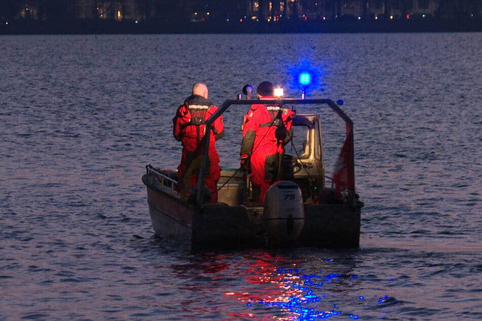 Die Feuerwehr war mit vier Kleinbooten im Einsatz.