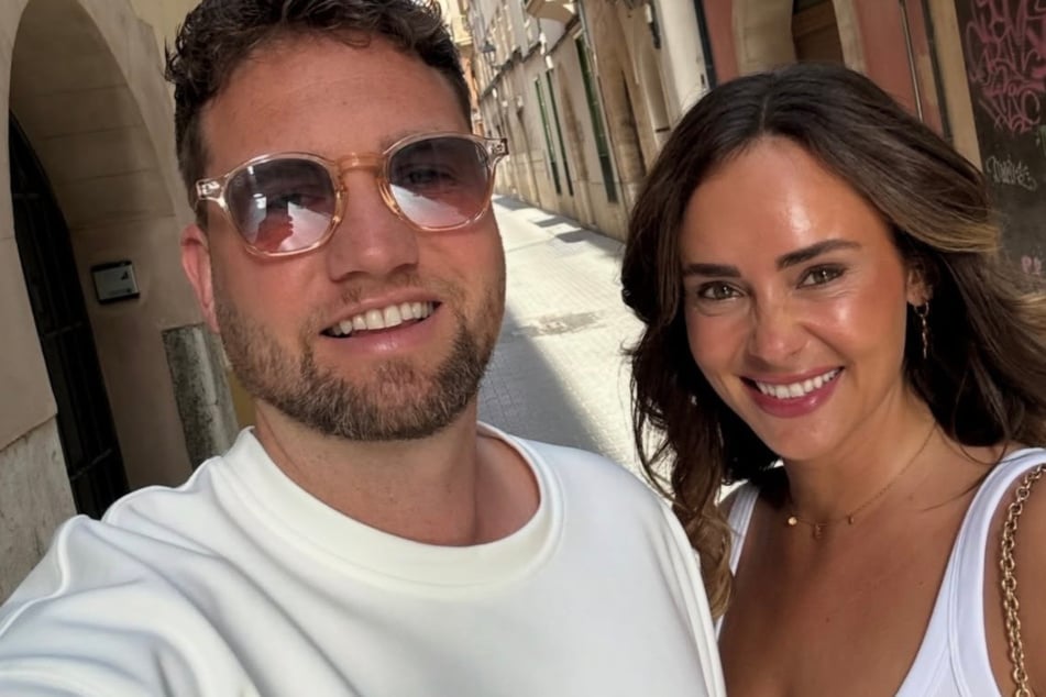 Konstantin liegt derzeit erneut wegen seines Hirntumors im Krankenhaus ... immer an seiner Seite: Ehefrau Jessica Streifling (32).