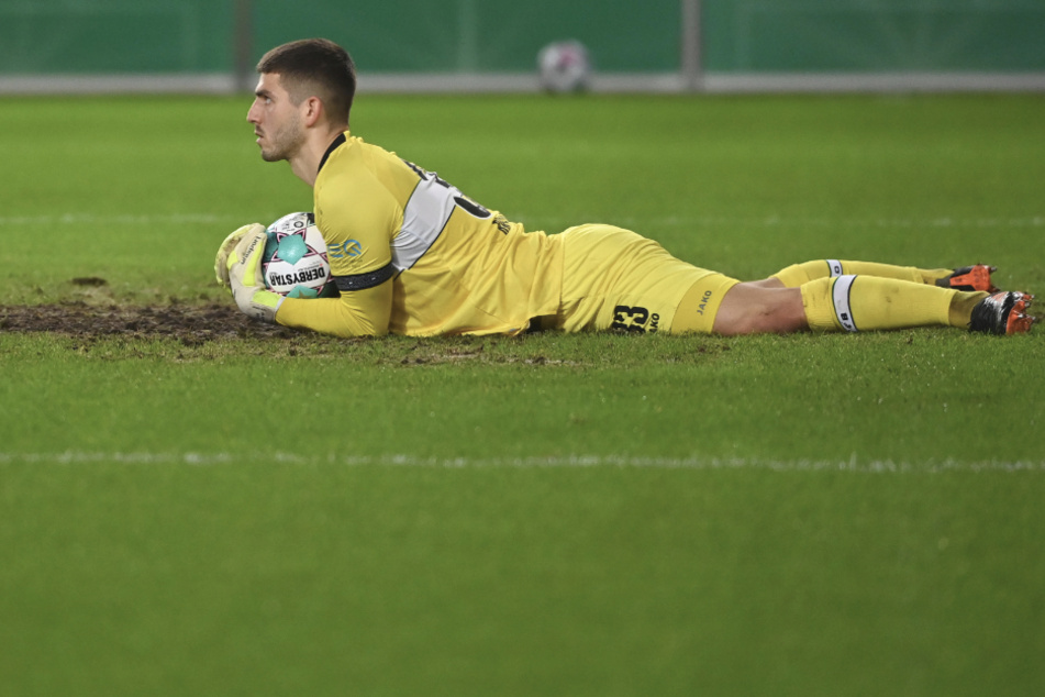 DFB-Pokal, VfB Stuttgart - SC Freiburg, 2. Runde in der Mercedes-Benz Arena. Stuttgarts Torwart Fabian Bredlow (25).