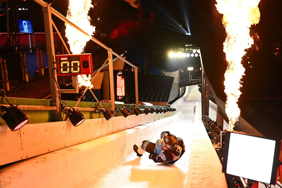 Feuer trifft auf Eis: Die Teilnehmer der "Wok-WM" in Winterberg wurde am Start ordentlich eingeheizt.