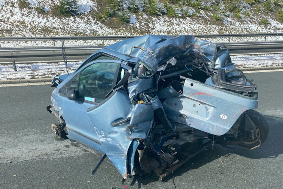 Der völlig eingedrückter Mercedes Kleinwagen liegt nach einem Auffahrunfall durch einen Sattelzug quer zur Fahrbahn auf der A93 bei Thiersheim.
