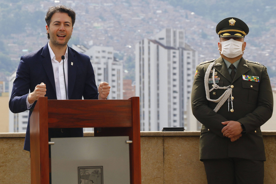 Daniel Quintero (42, l.), der Bürgermeister von Medellin, lobte eine Belohnung von 40.000 Euro für die Hilfe zur Ergreifung der Täter aus.