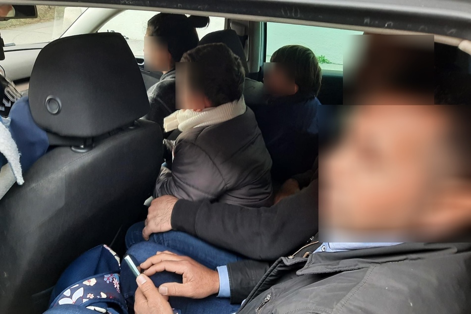 Auf die Rückbank des VWs hatten sich drei Erwachsene und zwei Kinder gequetscht.