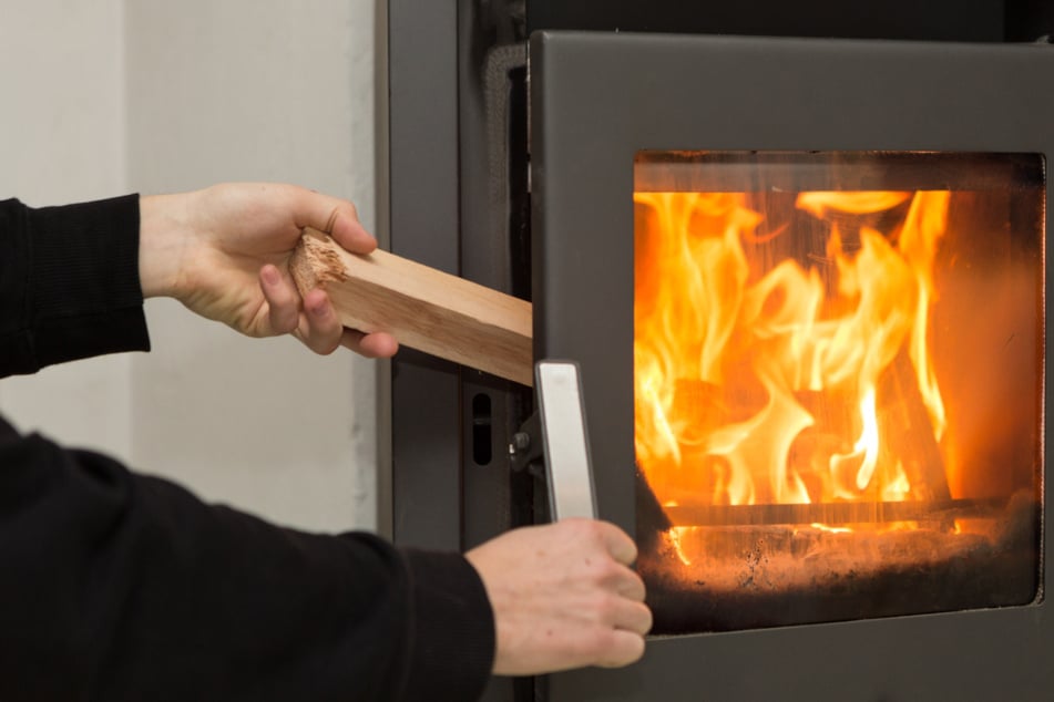 Als ein Mann (58) im Kreis Günzburg seinen Kamin anzünden wollte, kam es zu einem Unfall. (Symbolfoto)