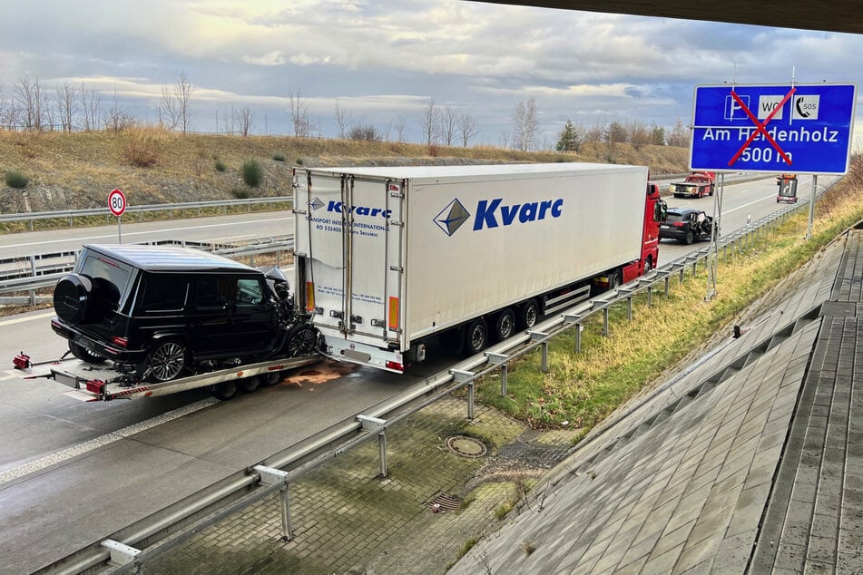 Der mit einem SUV beladene Anhänger eines Autos knallte auf der A17 in einen Lastwagen.