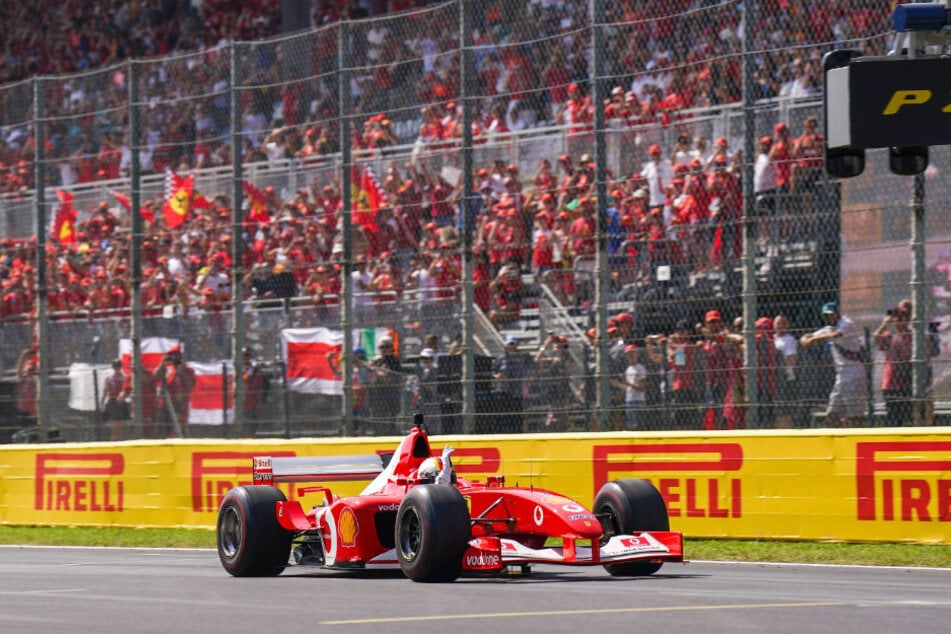Roter Bolide, V12-Motor - Sebastian Vettel (39) durfte in Monza eine Runde in "Schumis" legendärem Ferrari von 2002 drehen.