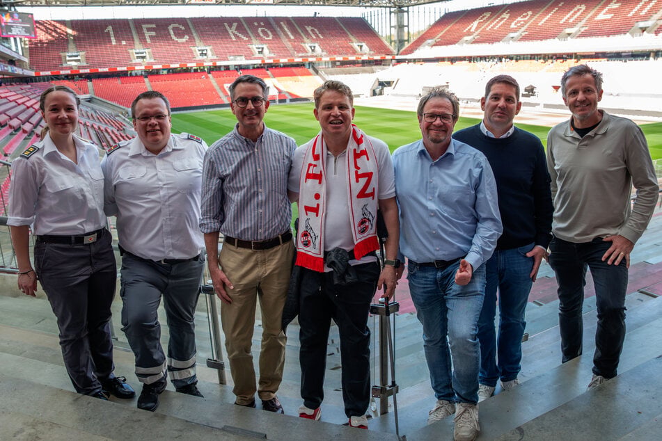 Knapp ein halbes Jahr nach dem Vorfall haben sich Johanna Stümpel (v. l. n. r.) und Malte Pütz vom Deutschen Roten Kreuz (DRK), Arzt Stefan Mauß, Marc Stentenbach, Andreas Kafitz, Veranstaltungsleiter vom 1. FC Köln, Stefan Grauer vom Wachdienst Luchs und Philipp Türoff, Geschäftsführer vom 1. FC Köln, im RheinEnergie-Stadion wiedergetroffen.