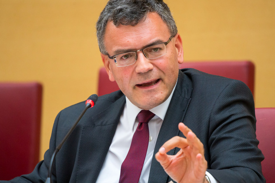Florian Herrmann (48, CSU), Leiter der Staatskanzlei und Staatsminister für Bundes- und Europaangelegenheiten und Medien und Corona-Koordinator, im Sitzungssaal des bayerischen Landtags.