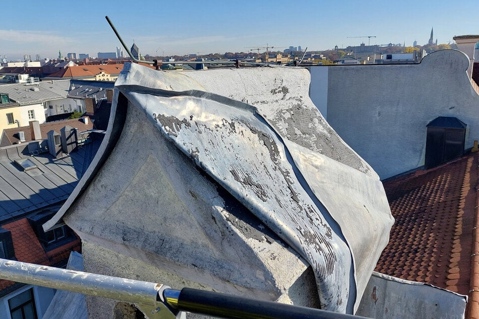 Ein Blechteil an der Dachgaube hatte sich gelöst und drohte auf die Straße zu stürzen.